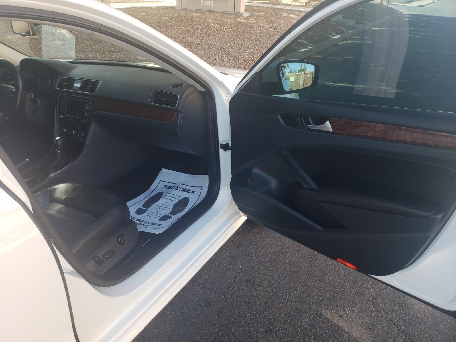 2013 WHITE /gray and black Volkswagen Passat tdi highline (1VWCN7A31DC) with an 2.0L L4 DOHC 16V engine, 6-Speed Automatic transmission, located at 323 E Dunlap Ave., Phoenix, AZ, 85020, (602) 331-9000, 33.567677, -112.069000 - 2013 Volkswagen Passat TDI SEL Premium,...... EXCELLENT condition, A Real Must See!!.... No accidents, Ice cold ac front and rear, Stereo/CD Player, Satellite compatible, Bluetooth, Phone sync, Backup camera, Navigation, Clean Black and Gray interior with Black Leather seats in near perfect conditio - Photo #12
